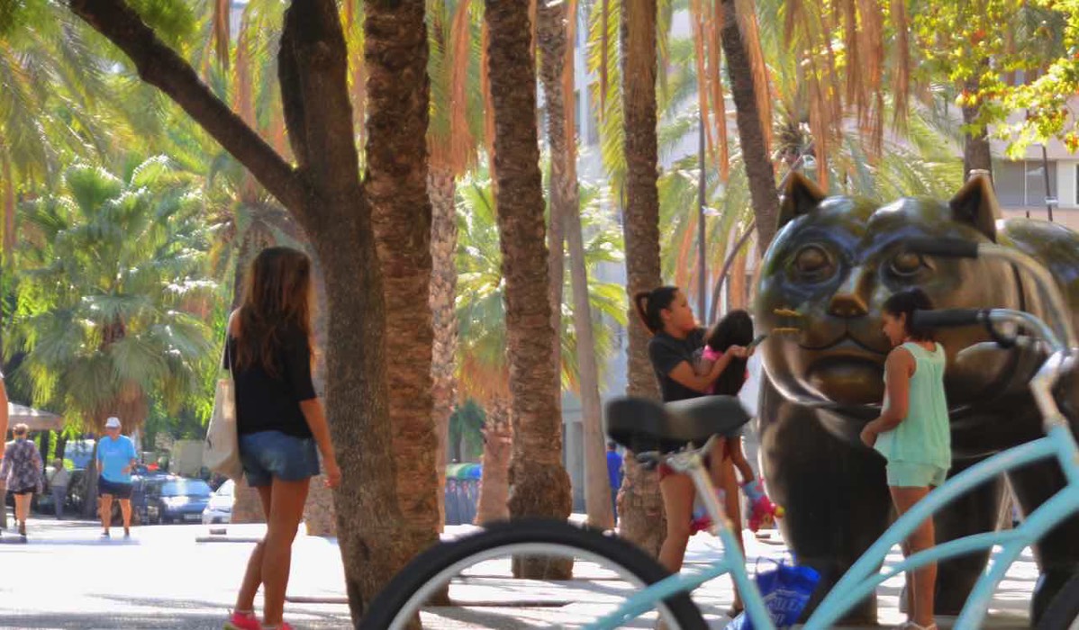 De dikke kat op Rambla de Raval in Barcelona