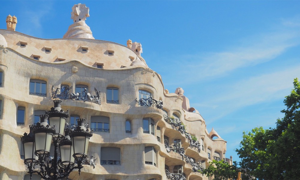 we fietsen langs La Pedrera, Casa Mila tijdens de tour