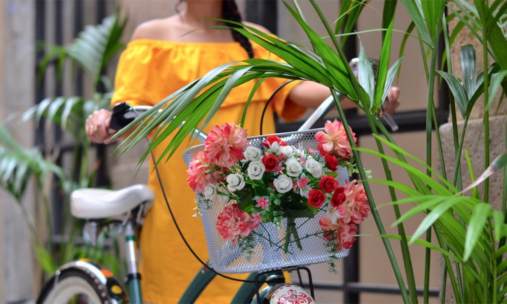 Mand met bloemen op een Electra Gypsy