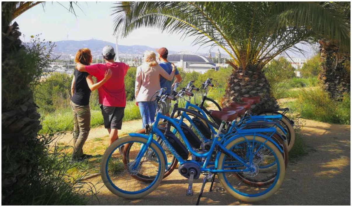 Townie go ebikes montjuic omhoog tijden de tour.
