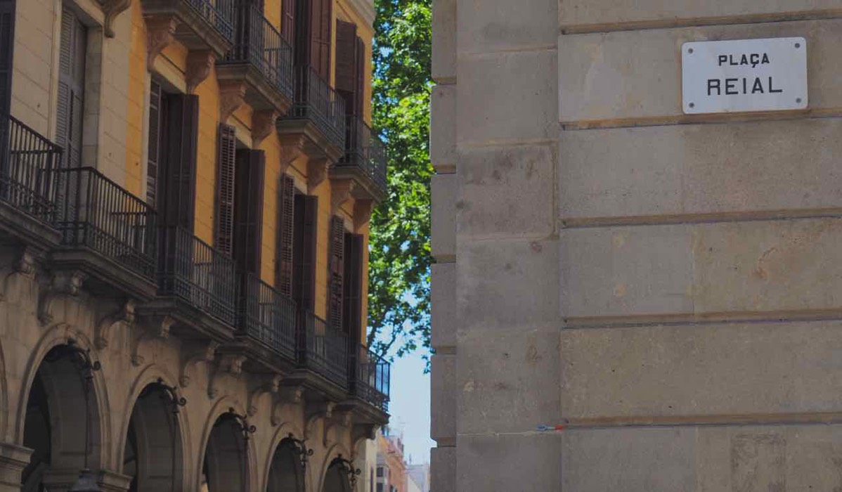 Steegje bij plaza Real en de Ramblas