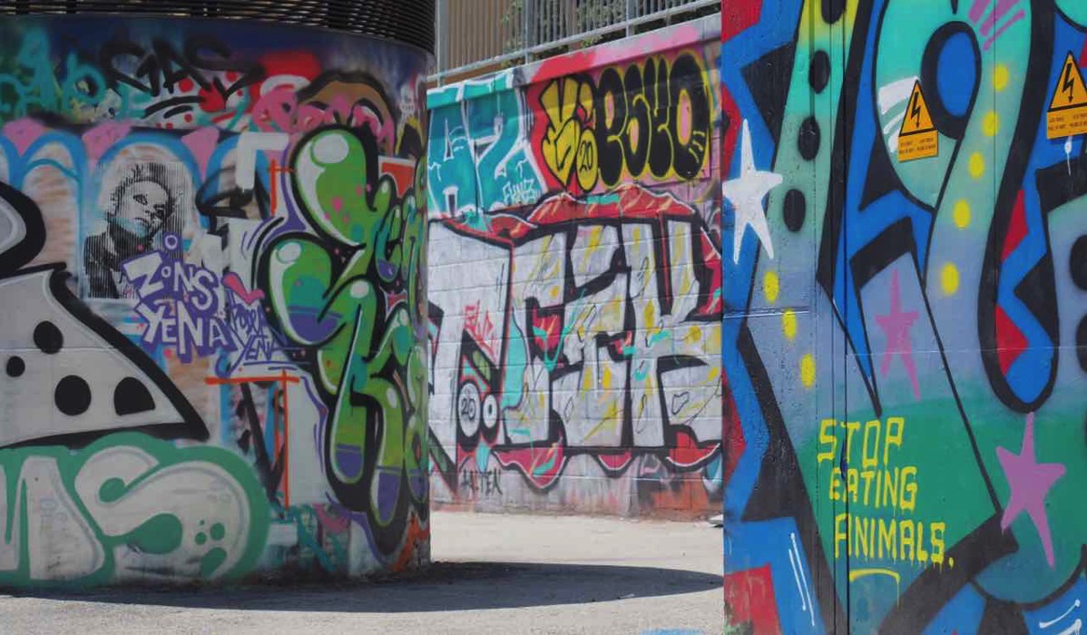 Plein in Raval met graffiti achter MACBA