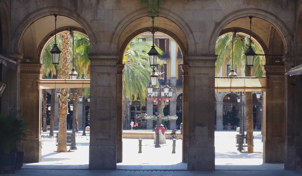 Zonnig plaza Real gezien vanaf calle Ferran